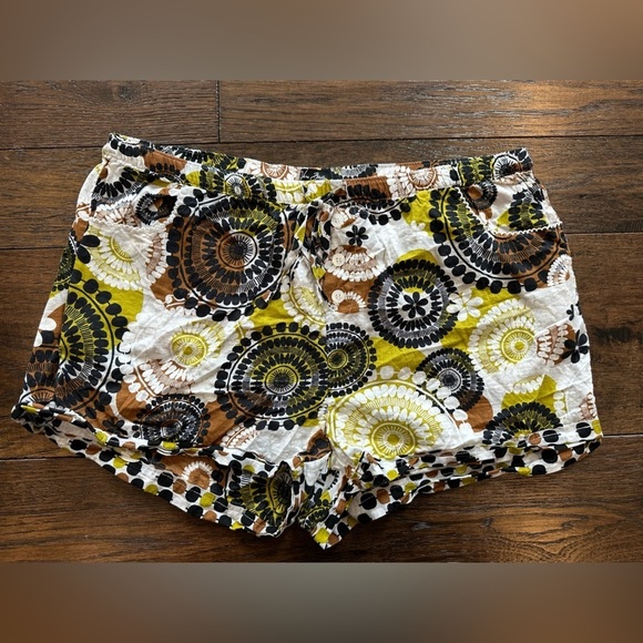 Vera Bradley Pants - Vera Bradley Brown/ Green Geometric Shorts- size Large